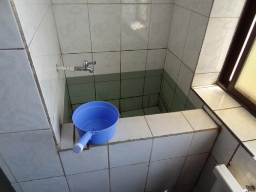 北朝鮮の公衆トイレにある、水を溜めておくところ。用便を流したり手を洗ったりするのに使う。