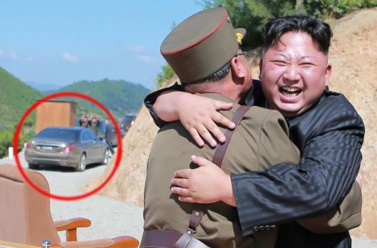 金正恩氏がICBM発射を現地指導した際の写真に、新型メルセデス・ベンツと見られる車両が写っている（朝鮮中央通信）