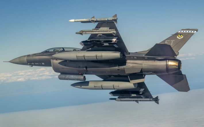 翼下にラスティダガーを搭載したF-16戦闘機(米空軍提供)